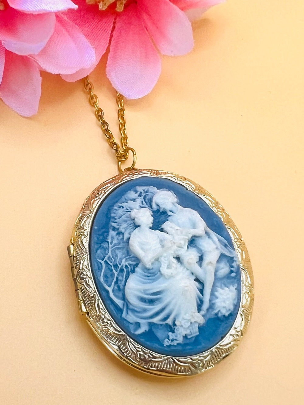 Victorian Couple Cameo locket Blue & White